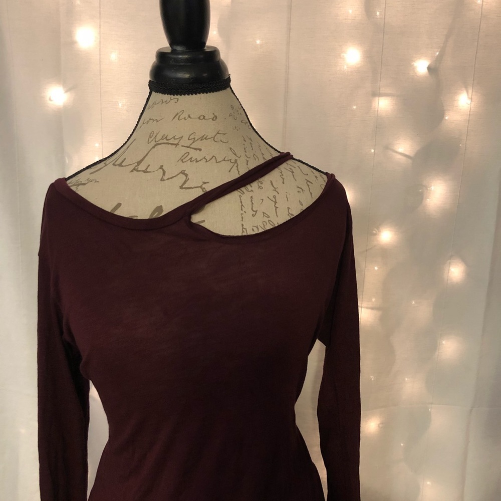1[Elan] Cut out burgundy top lightweight top - Picture 2 of 6